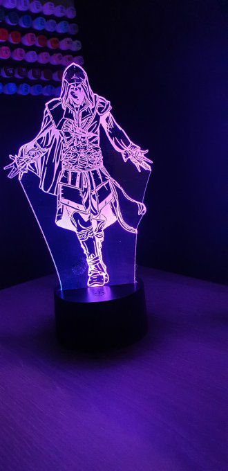 lampe-led-3d-Assassin's-Creed-bras-ecarte