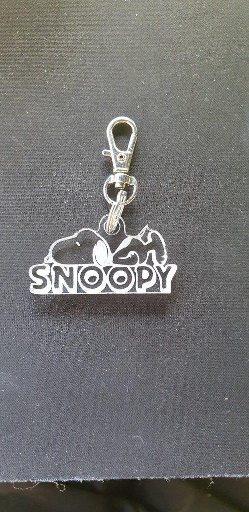 Porte-clés Snoopy couché sur logo, attache, faire part, cadeau, accroche, medaillon